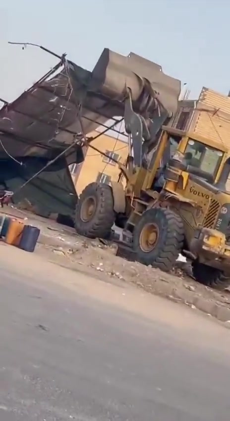 Iranshahr, southeast Iran: Security forces and municipal authorities used a loader to demolish the makeshift stalls and business sites of Baluch street vendors at Aminifard roundabout