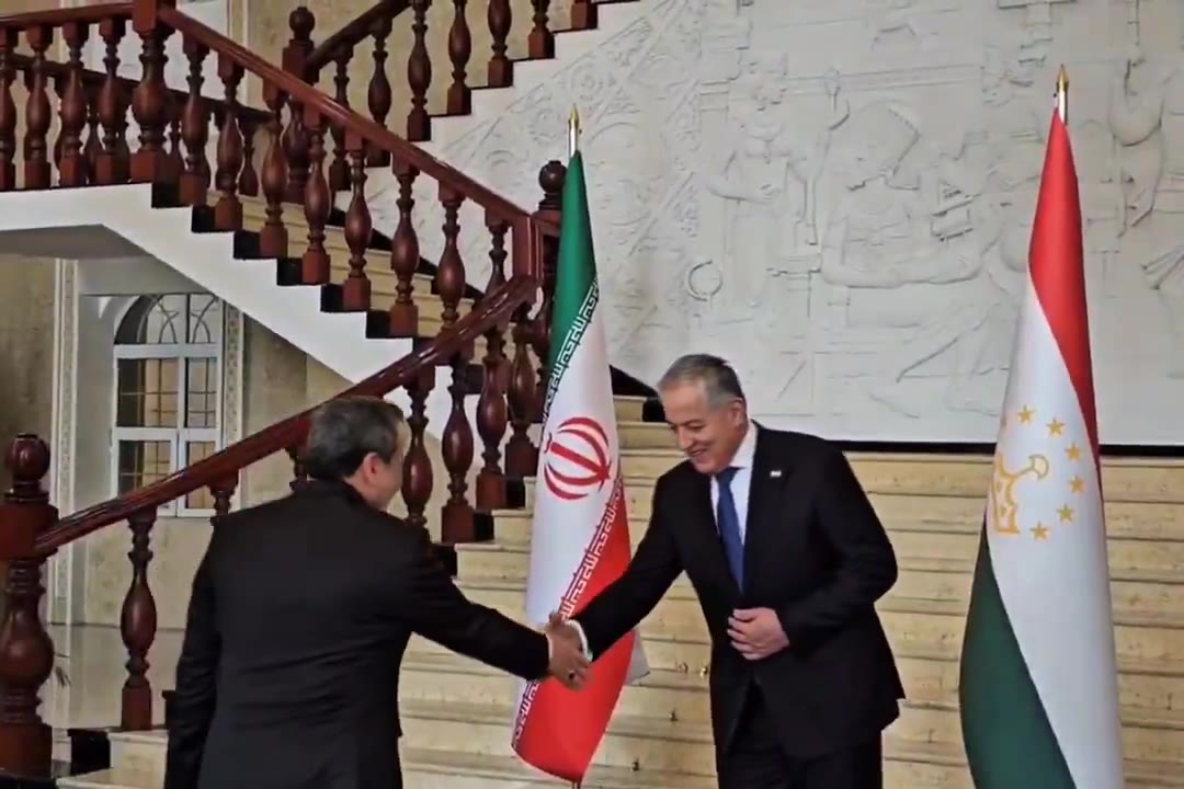 التقى وزير الخارجية الإيراني عباس عراقجي وأجرى محادثات مع وزير خارجية طاجيكستان سراج الدين مهر الدين في دوشانبي.