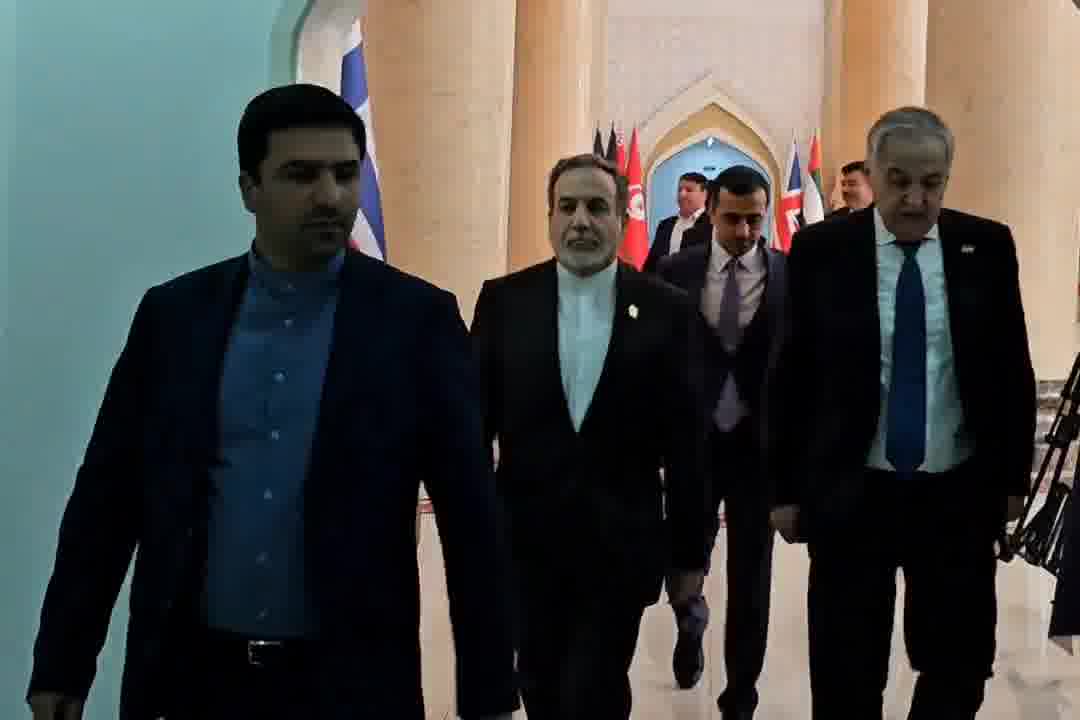التقى وزير الخارجية الإيراني عباس عراقجي وأجرى محادثات مع وزير خارجية طاجيكستان سراج الدين مهر الدين في دوشانبي.