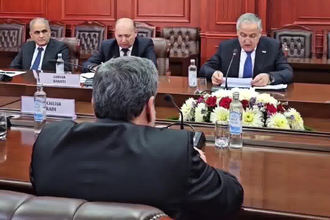 التقى وزير الخارجية الإيراني عباس عراقجي وأجرى محادثات مع وزير خارجية طاجيكستان سراج الدين مهر الدين في دوشانبي.