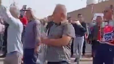 Gachsaran, southwest Iran: Contract workers of the oil and gas sector resume protests in front of the headquarters of the oil and gas company, demanding higher salaries and job security