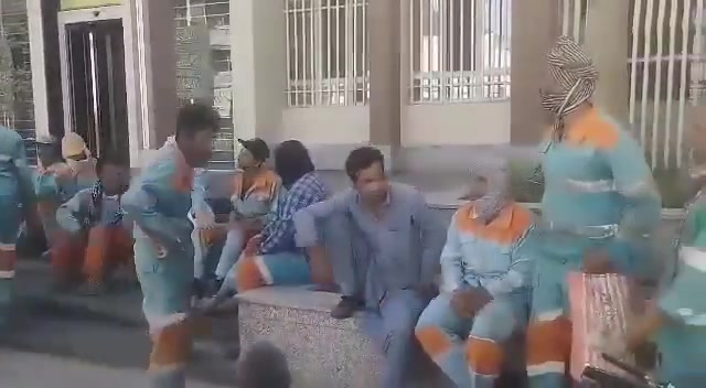Municipal workers rallied in front of the municipality in Zahedan to protest unpaid salaries that have been overdue for five months. Regime officials refrain from addressing their demands