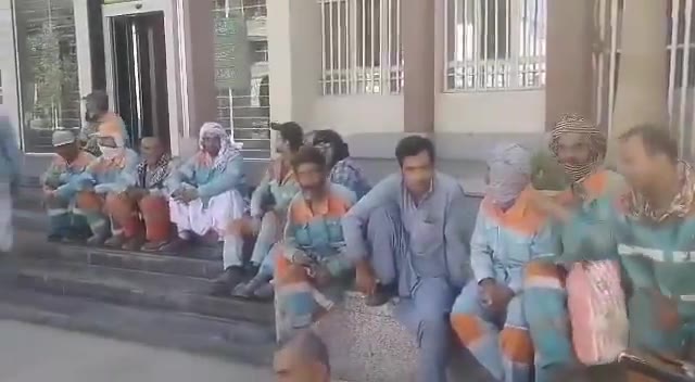 Municipal workers rallied in front of the municipality in Zahedan to protest unpaid salaries that have been overdue for five months. Regime officials refrain from addressing their demands