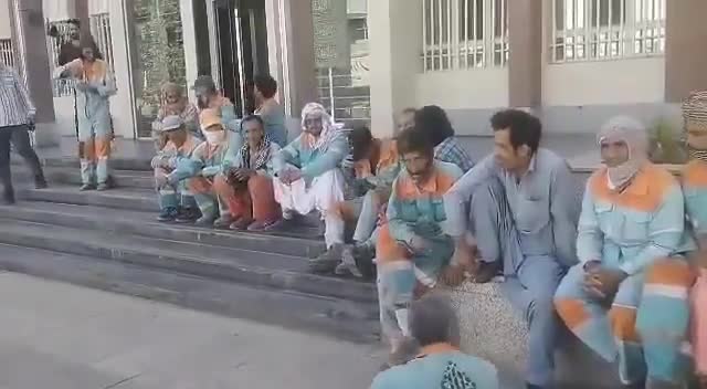 Municipal workers rallied in front of the municipality in Zahedan to protest unpaid salaries that have been overdue for five months. Regime officials refrain from addressing their demands