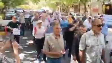 Isfahan, central Iran: Retirees from the steel and mining sectors rally to protest government policies, poor economic conditions, and low pensions. Protesters chant, Oh, head of the government, you lied to the nation.