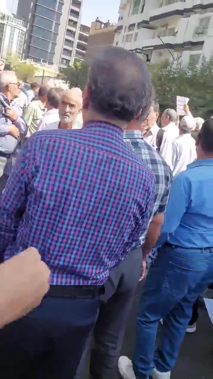 Retirees of the Steel Pension Fund gathered on Vozara Street, shouting their anger over the trampling of their rights and the harsh economic conditions they face. Protesters chant: Steel retiree, raise your voice. Shout out your rights.