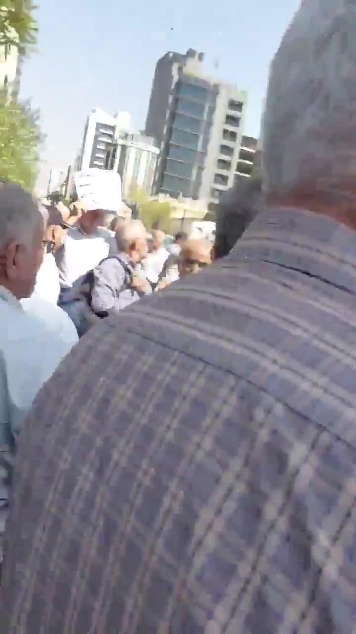Retirees of the Steel Pension Fund gathered on Vozara Street, shouting their anger over the trampling of their rights and the harsh economic conditions they face. Protesters chant: Steel retiree, raise your voice. Shout out your rights.