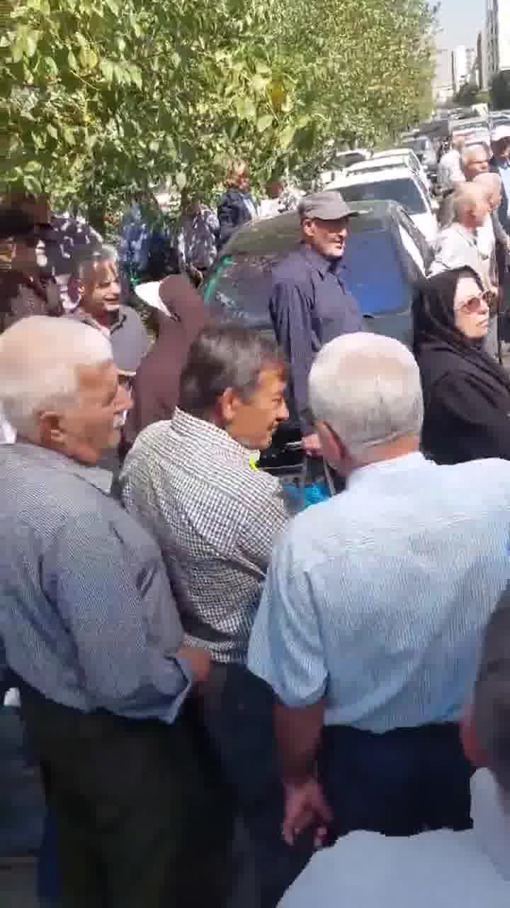 Retirees of the Steel Pension Fund gathered on Vozara Street, shouting their anger over the trampling of their rights and the harsh economic conditions they face. Protesters chant: Steel retiree, raise your voice. Shout out your rights.