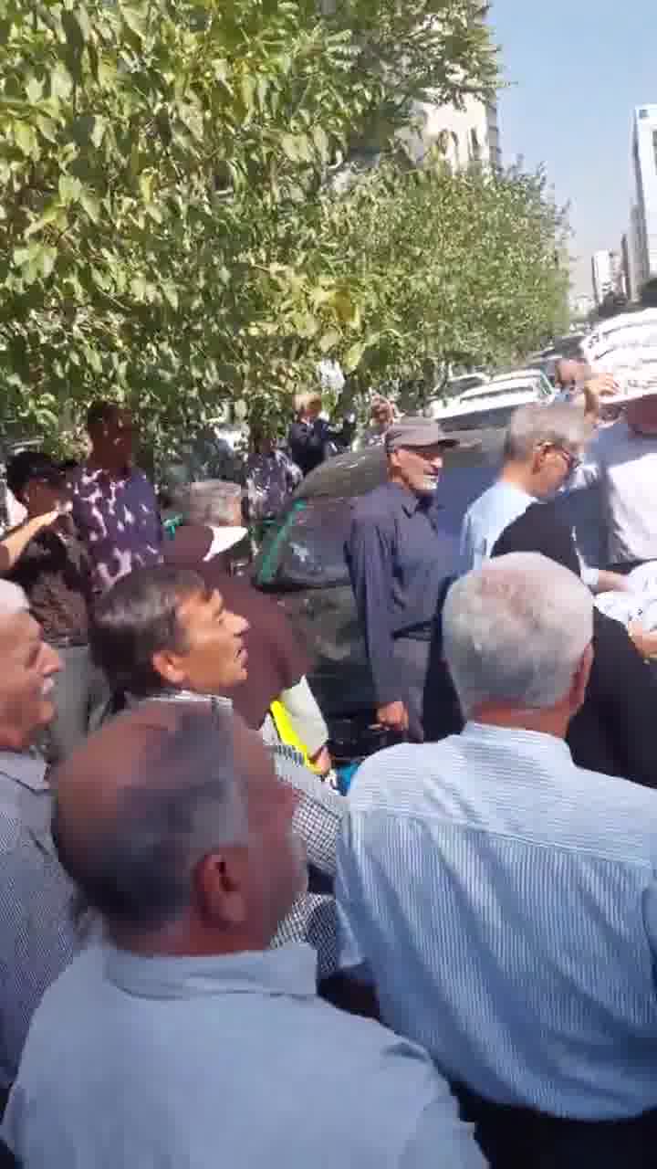Retirees of the Steel Pension Fund gathered on Vozara Street, shouting their anger over the trampling of their rights and the harsh economic conditions they face. Protesters chant: Steel retiree, raise your voice. Shout out your rights.