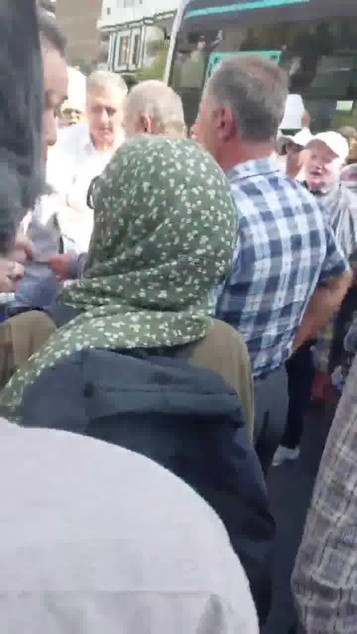 Retirees of the Steel Pension Fund gathered on Vozara Street, shouting their anger over the trampling of their rights and the harsh economic conditions they face. Protesters chant: Steel retiree, raise your voice. Shout out your rights.