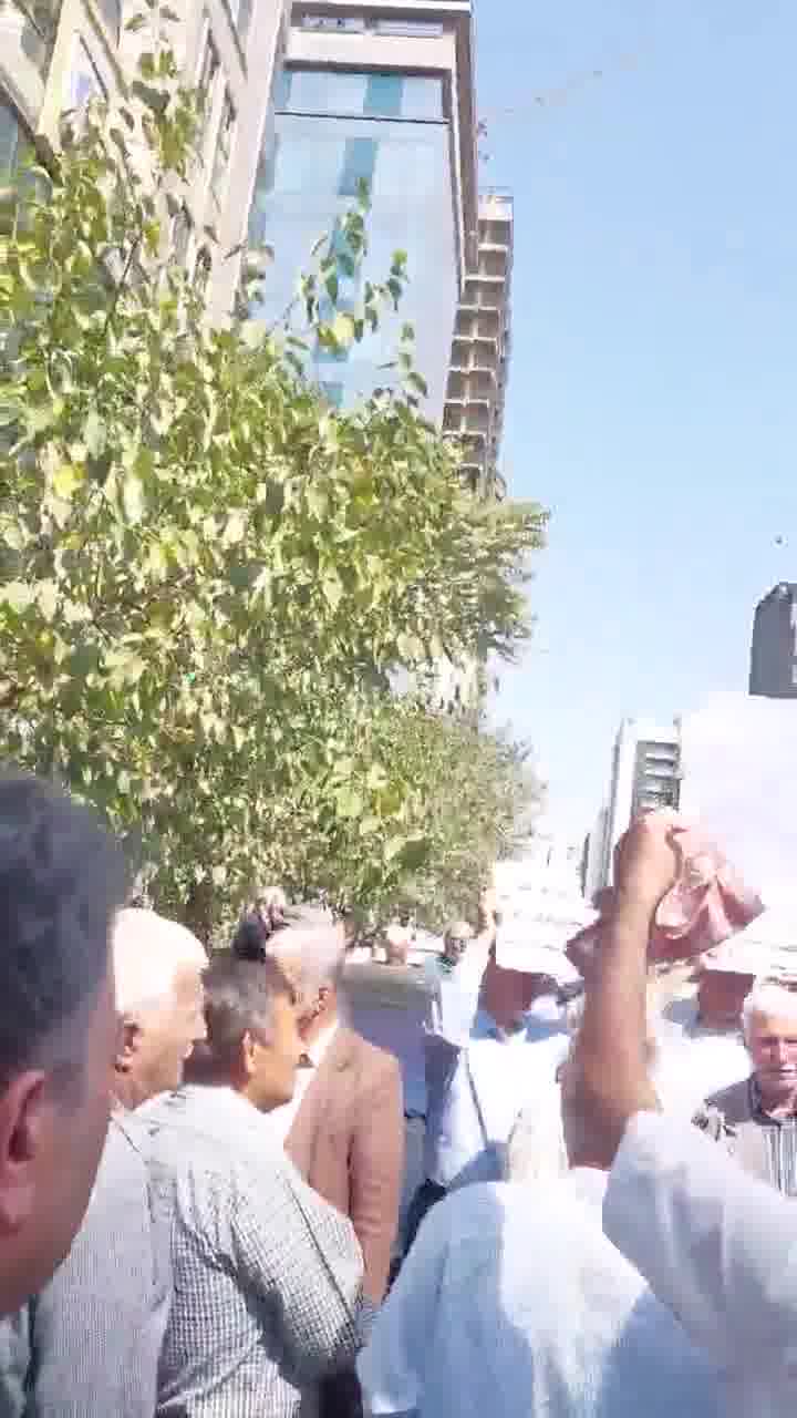 Retirees of the Steel Pension Fund gathered on Vozara Street, shouting their anger over the trampling of their rights and the harsh economic conditions they face. Protesters chant: Steel retiree, raise your voice. Shout out your rights.
