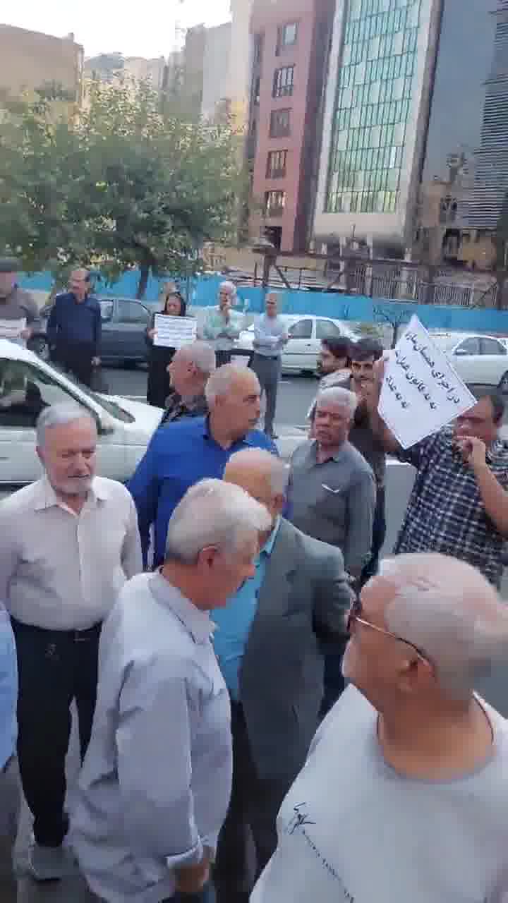 Retirees of the Steel Pension Fund gathered on Vozara Street, shouting their anger over the trampling of their rights and the harsh economic conditions they face. Protesters chant: Steel retiree, raise your voice. Shout out your rights.