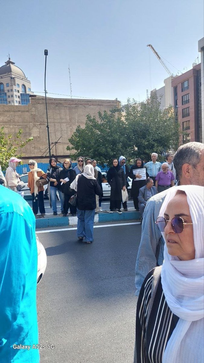 Retirees of the Steel Pension Fund gathered on Vozara Street, shouting their anger over the trampling of their rights and the harsh economic conditions they face. Protesters chant: Steel retiree, raise your voice. Shout out your rights.