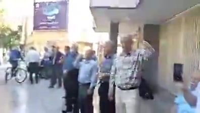 Isfahan, central Iran: Retirees of the Telecommunications Company of Iran (TCI) rallied against injustice and mismanagement by regime-linked institutions. Protesters chant: “Neither parliament, nor government care for the people.”