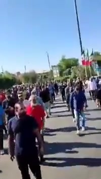 More footage of INSIG workers in Ahvaz. Protesters chant: Workers will die but won't accept humiliation