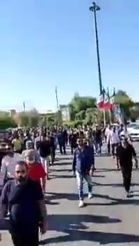 More footage of INSIG workers in Ahvaz. Protesters chant: Workers will die but won't accept humiliation