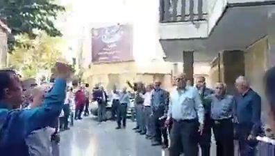 Isfahan, Iran: Retirees of the Telecommunications Company of Iran (TCI) gathered in front of the provincial, protesting corruption and exploitation by regime-linked entities such as EIKO.They chanted: “EIKO stole our rights.”