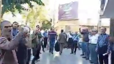 Isfahan, Iran: Retirees of the Telecommunications Company of Iran (TCI) gathered in front of the provincial, protesting corruption and exploitation by regime-linked entities such as EIKO.They chanted: “EIKO stole our rights.”