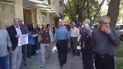Isfahan, Iran: Retirees of the Telecommunications Company of Iran (TCI) gathered in front of the provincial, protesting corruption and exploitation by regime-linked entities such as EIKO.They chanted: “EIKO stole our rights.”