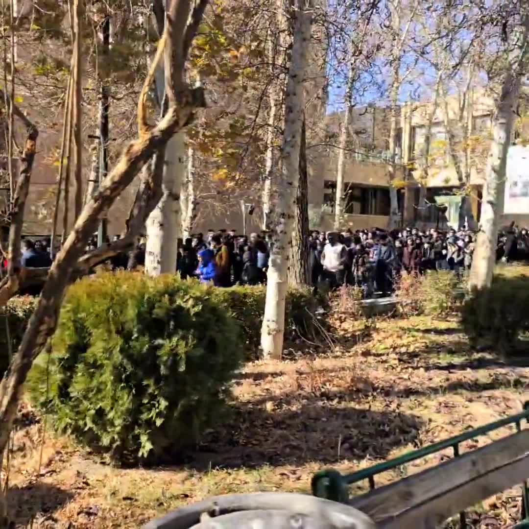 מחאות סטודנטים זועמות פרצו באוניברסיטת טהרן תחת הסיסמה מוות לרודנות