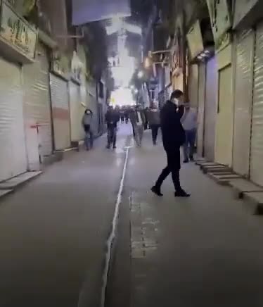 סוחרים בשוק הגדול של טהרן (שוק התכשיטים ובזאר סבון-ניה בשוש, סראי-י מלי) מציינים את היום השלישי של שביתות המוניות במחאה על הידרדרות המצב הכלכלי, פיחות המטבע הלאומי, אינפלציה גוברת, עלויות גבוהות ועוד.