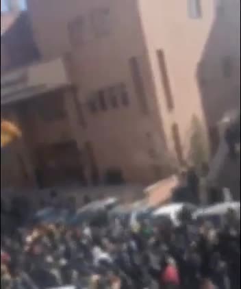 מחאות פרצו ב-28 בדצמבר בטהרן על רקע מחירים גבוהים וכלכלתה המתפוררת של איראן. מחאות באיראן נמשכות בכמה ערים, והיום מצטרפים סטודנטים בטהראן. סרטון ברשתות החברתיות. 30 בדצמבר - סטודנטים מאוניברסיטת שריף קוראים אל תפחדו, כולנו בזה ביחד.