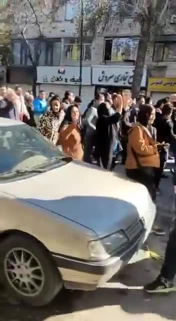 כרמאנשאה, איראן: קהל מוחה נגד האינפלציה הגואה וירידה חדה בריאל, קורא לסגירת הבזארים וקריאות סגור ומוות למחירים הגבוהים.