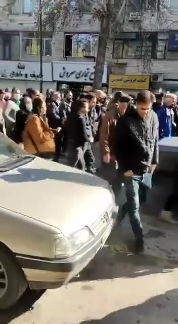 Kermanshah, Iran: crowds protesting soaring inflation and a record rial drop, calling for bazaar closures and chanting “Close down” and “Death to high prices.”