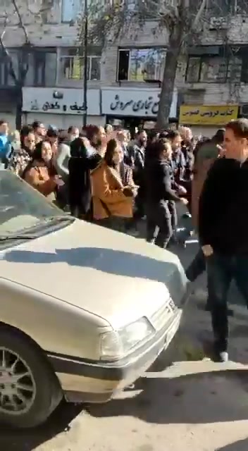 Kermanshah, Iran: crowds protesting soaring inflation and a record rial drop, calling for bazaar closures and chanting “Close down” and “Death to high prices.”
