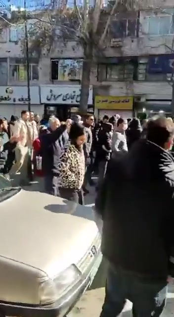 Kermanshah, Iran: crowds protesting soaring inflation and a record rial drop, calling for bazaar closures and chanting “Close down” and “Death to high prices.”
