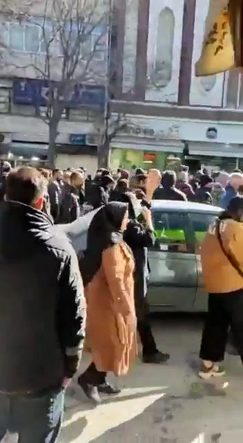 Kermanshah, Iran: crowds protesting soaring inflation and a record rial drop, calling for bazaar closures and chanting “Close down” and “Death to high prices.”