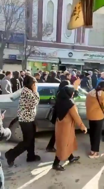 Kermanshah, Iran: crowds protesting soaring inflation and a record rial drop, calling for bazaar closures and chanting “Close down” and “Death to high prices.”
