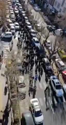 מחאות החלו ברחוב שיראז דרום בטהרן, כחלק מגל המחאות המתמשך באיראן.