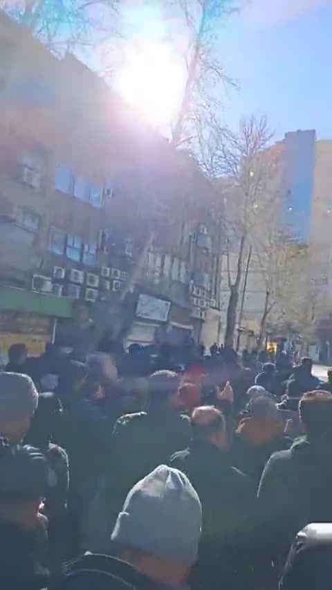 מחאות ענק פורצות בקרמאנשאה כחלק מגל המחאות המתמשך באיראן.