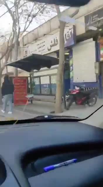 רחוב אחמדאבאד, אספהאן, 31 בדצמבר - סוחרים מקומיים מצטרפים למחאות המתמשכות, ומביעים סולידריות עם הפגנות ברחבי הארץ נגד קשיים כלכליים וניהול כושל של המשטר.