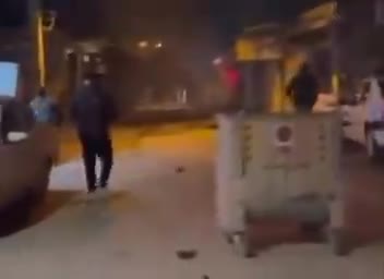 עימותים ישירים בין מפגינים איראנים לכוחות הביטחון של המשטר ברחובות אסדאבאד