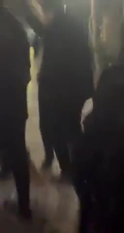 דרוואזה דאולאט, אספהאן, 31 בדצמבר 2025 - עימותים פרצו בין מפגינים לכוחות המשטר בעוד ההפגנות נמשכות ברחבי העיר.