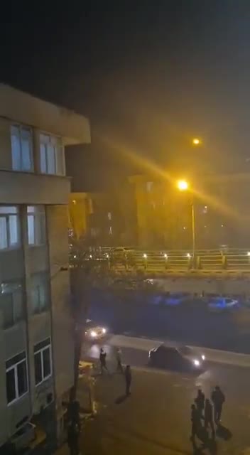 מחאות באיראן - 31 בדצמבר 2025: הפגנות לילה בחמדאן נגד משטר המולות, תוך קריאות מוות לחמינאי, ועימותים בין מפגינים לכוחות מדכאים נמשכים.