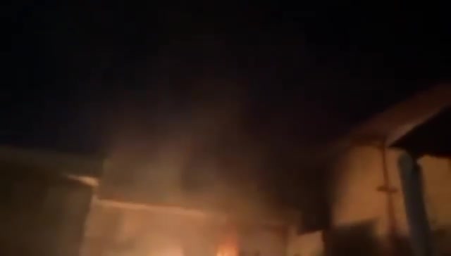 מפגינים איראנים הציתו את מטה הבסיג' של המשטר באסדאבאד, ליד חמדאן במערב איראן, תוך שהם קולות של מוות לחמינאי וקללה לחומייני.