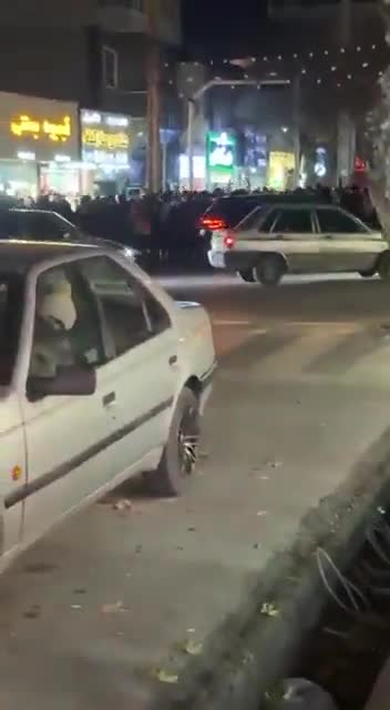 חוראמאבאד, מערב איראן: תושבים מקומיים מקיימים עצרת מחאה לילית וקראו איראנים, הרימו את קולכם, צעקו למען זכויותיכם.