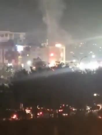 שריפות עולות מהעיר פולאד שאהר באספהאן, על רקע מחאות גוברות בעיר.