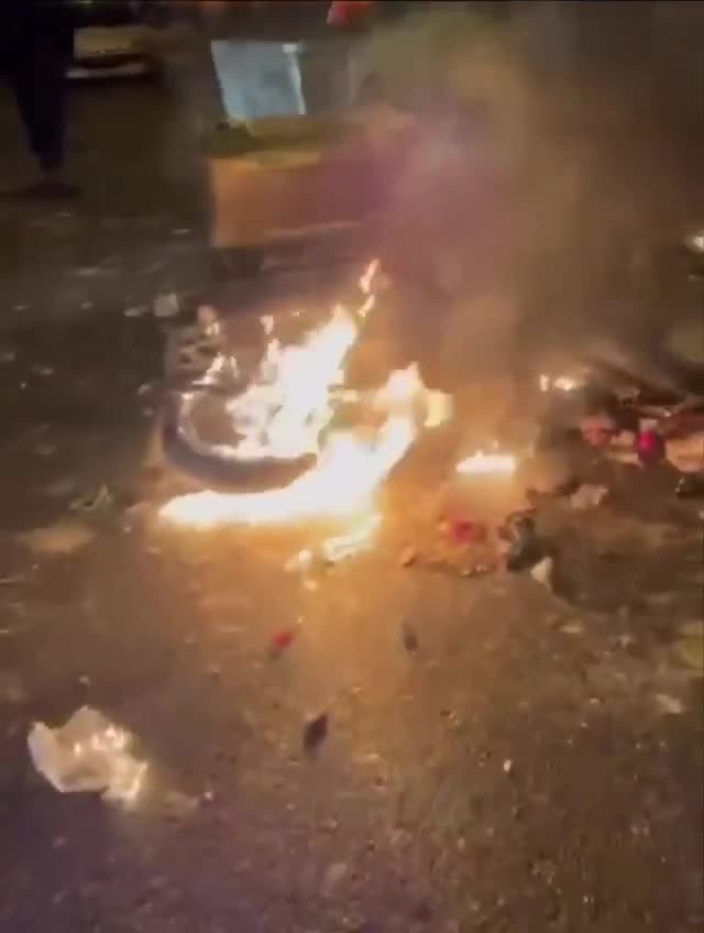 ראשט, צפון איראן, סרטון ברשתות החברתיות של מפגינים שמציתים אופנוע השייך לכוחות הביטחון שפתחו לעברם באש.