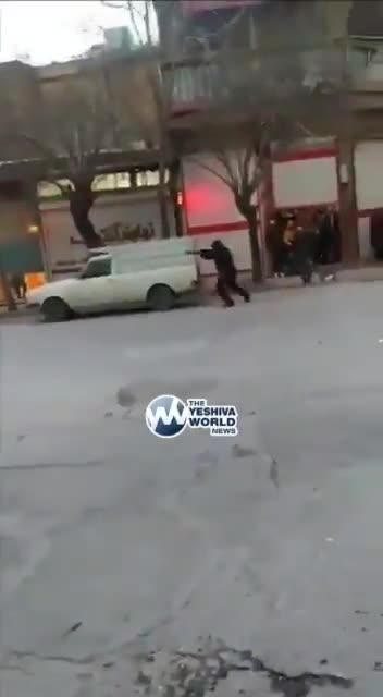 İran'ın batısındaki Nahavand sokakları, rejim yanlısı İranlıların güvenlik güçleriyle birlikte hükümet karşıtı protestocularla çatışmasıyla adeta bir savaş alanına dönüştü.