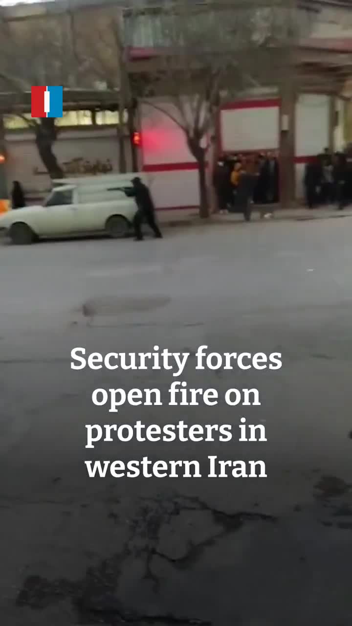 İran International'ın elde ettiği videolarda, İran'ın batısındaki Nahavand kentinde düzenlenen gösteriler sırasında güvenlik güçlerinin protestoculara ateş açtığı görüldü. Ülke genelindeki protestolar beşinci gününe girerken yetkililer baskıyı yoğunlaştırdı.