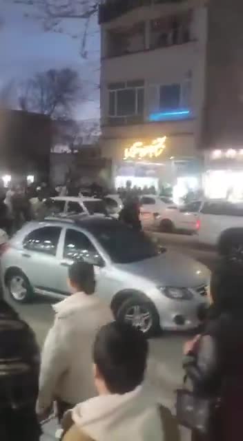 Aligurdaz - Güvenlik güçleri protestocuları dağıtmak için gerçek mermi kullanıyor.