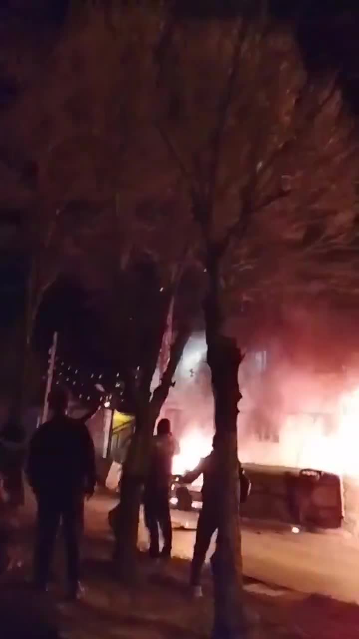 Protestocular, Lorestan eyaletinin Azna kentindeki yerel bir polis karakolunu ateşe verdi.