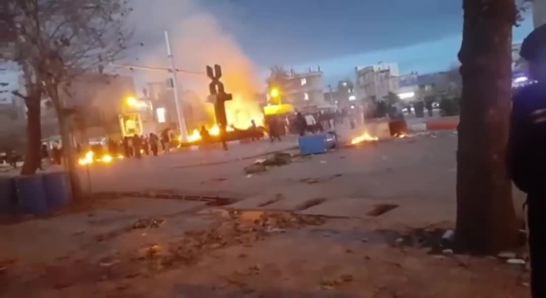 Kuhdasht şehri: Bu akşam protestolar başladı, şehir merkezinde yollar kapatıldı ve İran rejimine karşı sloganlar atıldı.