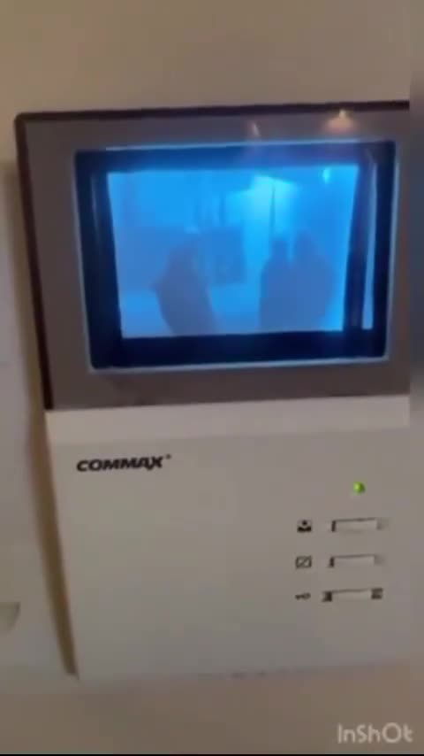 באספהאן, בעיצומה של הפגנות באיראן: אישה הבחינה במפגינים לכודים במצלמת האבטחה שלה, פותחת את הדלת בדיוק בזמן כדי להציל אותם - שניות לפני שכוחות המשטר פותחים באש על הרחוב הריק.