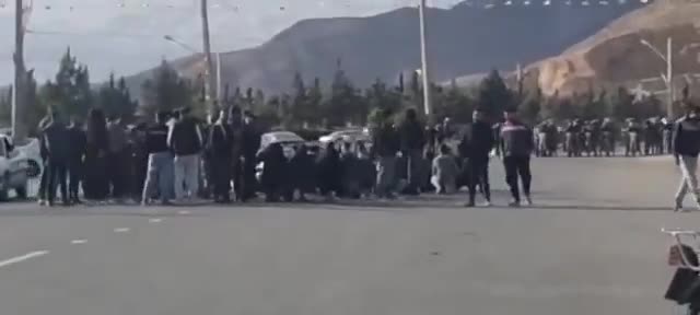 מחאות עממיות פרצו בשיראז, איראן.