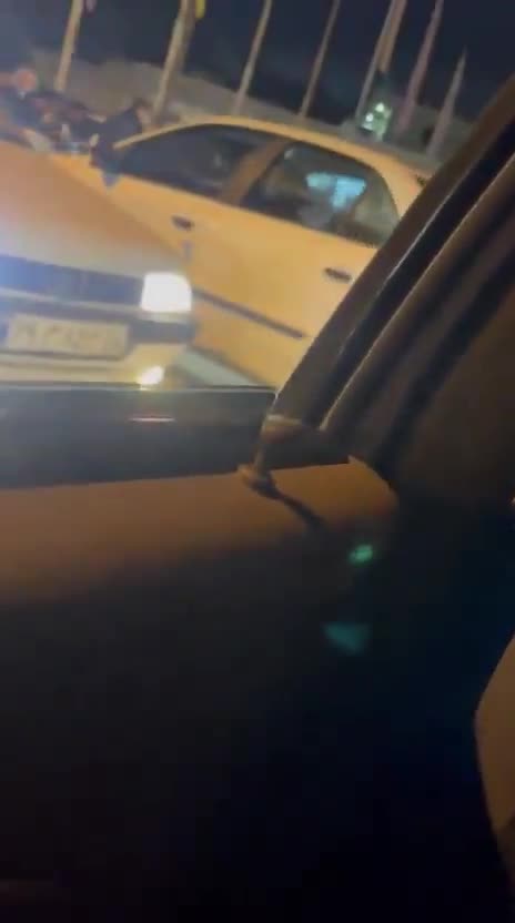 וחדאטיה (מחוז בושהר), דרום איראן: תושבי וחדאטיה מתאספים לעצרת מחאה לילית וקראו למטה עם הדיקטטור.